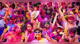 राजस्थान में गूंजे होली के गीत, कहीं डीजे पर थिरके विदेशी सैलानी तो कहीं मंदिरों में उड़े फूल, देखें तस्वीरें