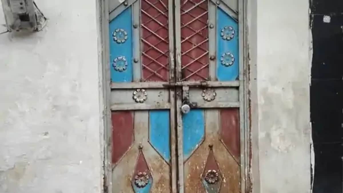 आरोपी मीरा प्रजापति के घर में लगा ताला.