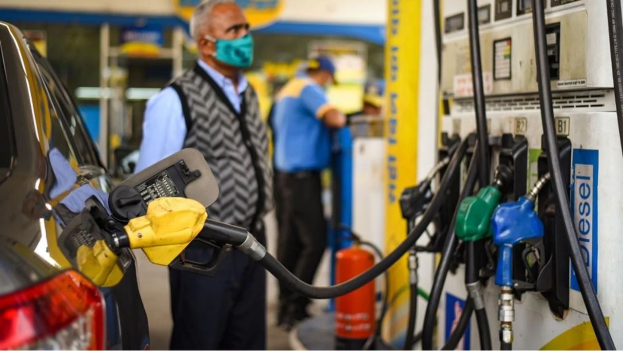 Diesel Price Hike: पेट्रोल के बाद इंडस्ट्रियल डीजल हुआ महंगा, एक साथ बढ़ गए 22 रुपये, जानें ताजा भाव