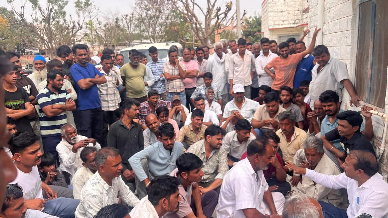 धरने पर बैठे परिजन और ग्रामीण