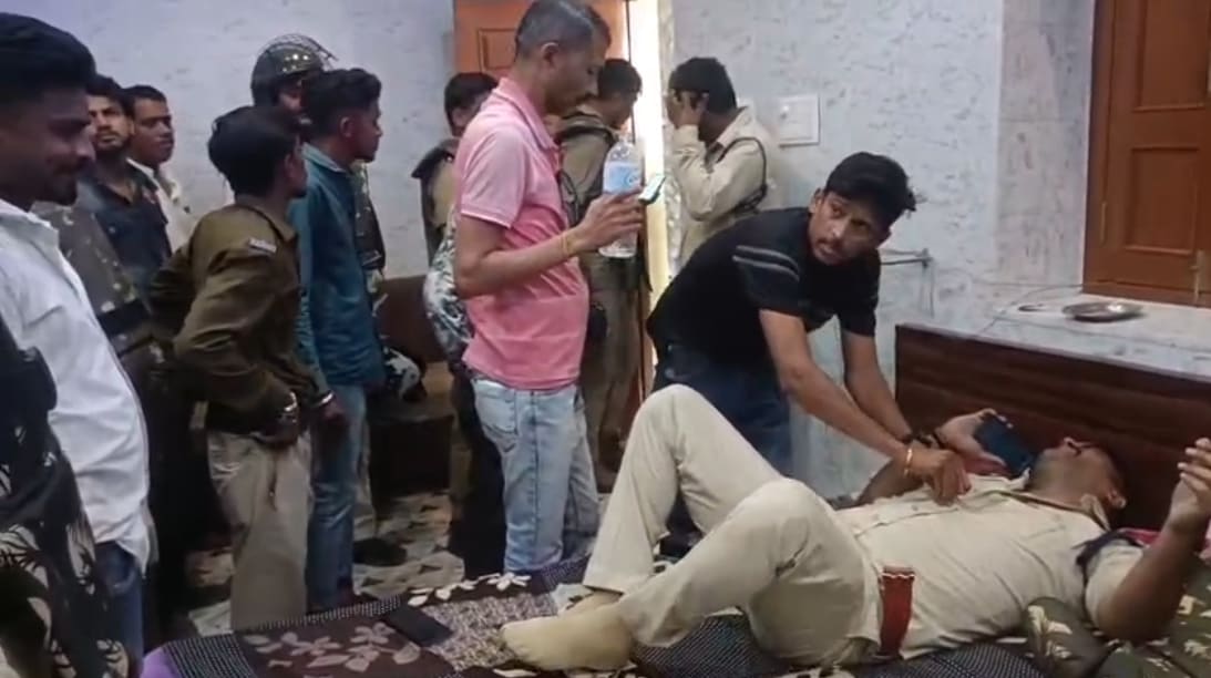 Dhar Police Stone Pelting Case: घायल पुलिसकर्मी