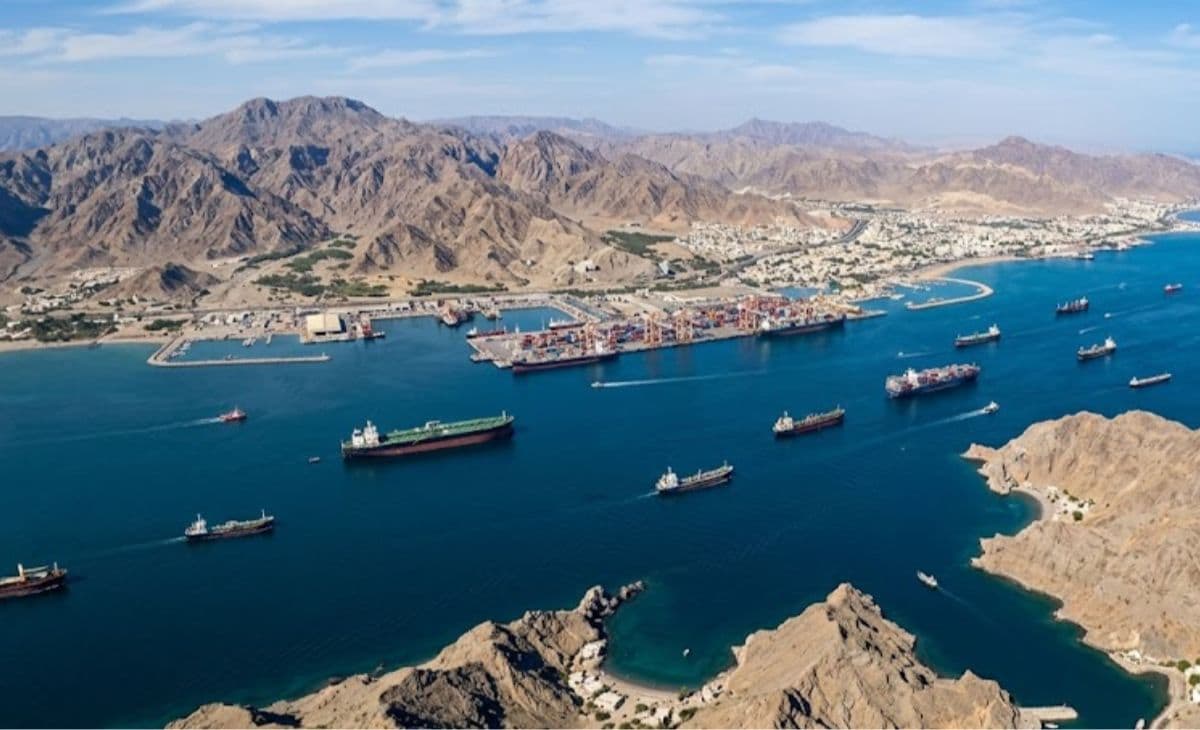 यमन के पास स्थित बाब अल-मंदेब स्ट्रेट से होकर गुजरते बड़े जहाज. (फाइल फोटो)