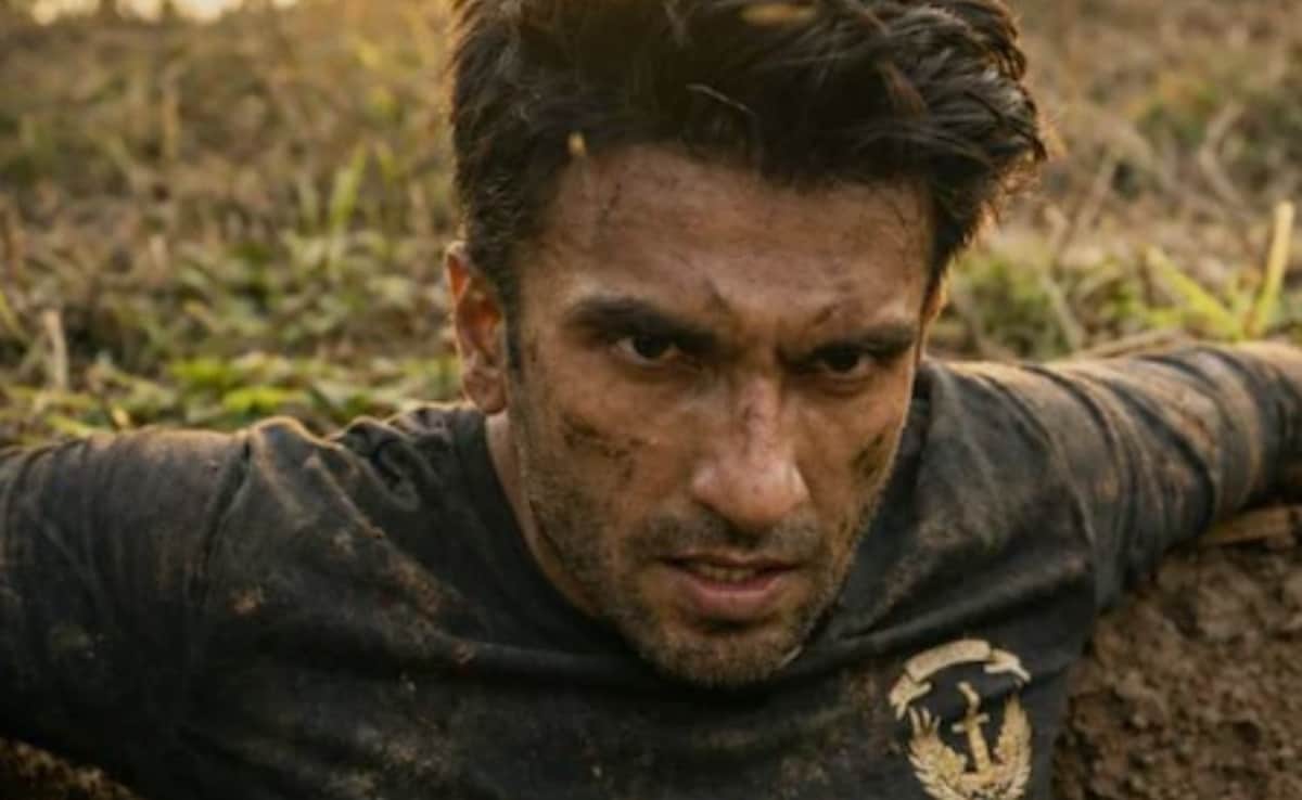 Dhurandhar 2 को रिलीज से एक दिन पहले देखने के लिए लगी फैन्स की होड़, 2400 रुपये में बिक रही टिकटें