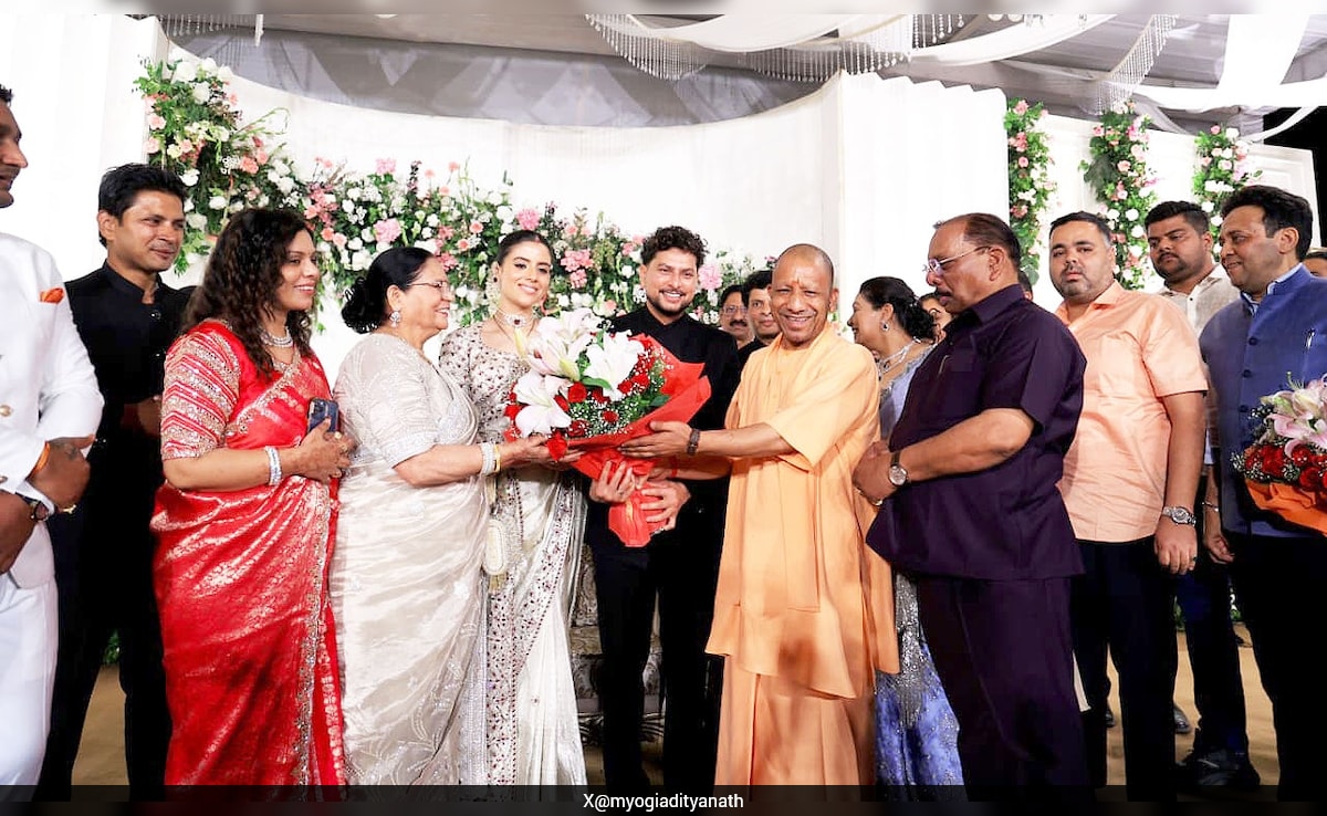 Kuldeep Yadav Reception: सीएम योगी आदित्यनाथ से लेकर गौतम गंभीर तक...कुलदीप यादव के रिसेप्शन में पहुंची ये हस्तियां, देखें तस्वीरें