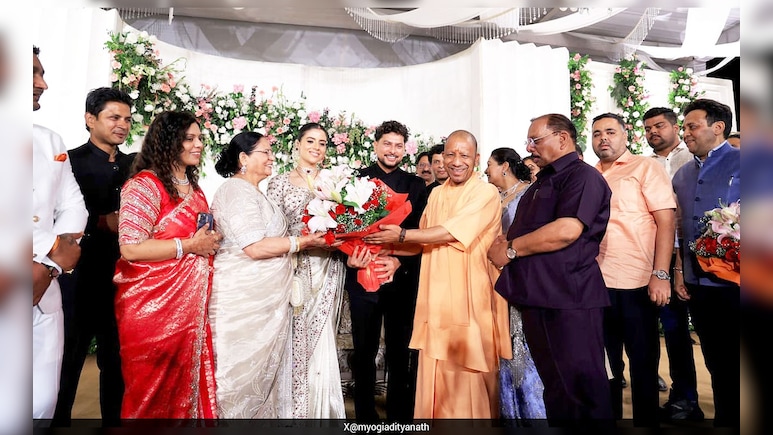 Kuldeep Yadav Reception: सीएम योगी आदित्यनाथ से लेकर गौतम गंभीर तक...कुलदीप यादव के रिसेप्शन में पहुंची ये हस्तियां, देखें तस्वीरें