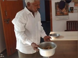 मटन से भरा पतीला लेकर थाने पहुंच गया शख्स, थानेदार ने भी नहीं सुनी थी ऐसी अजीबोगरीब शिकायत