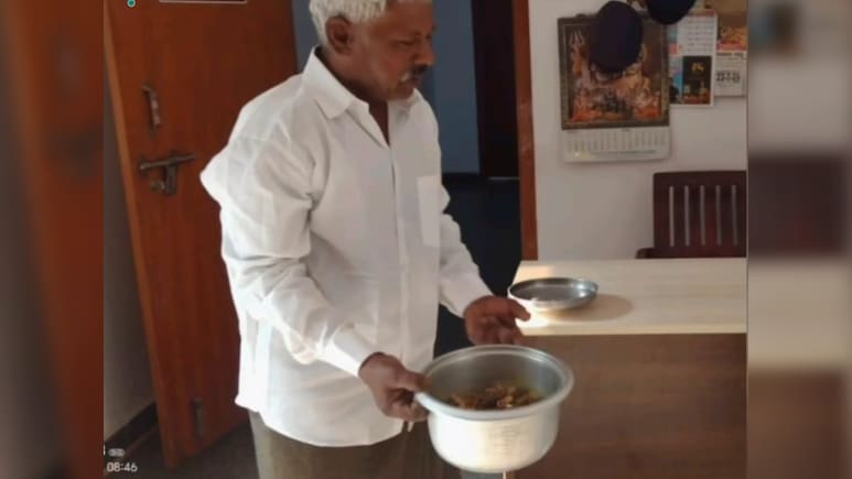 मटन से भरा पतीला लेकर थाने पहुंच गया शख्स, थानेदार ने भी नहीं सुनी थी ऐसी अजीबोगरीब शिकायत