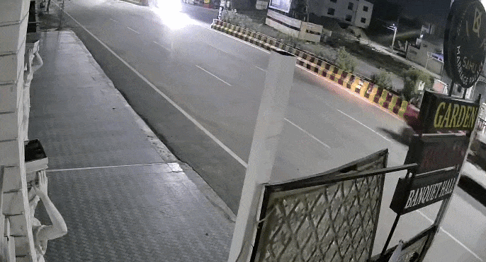 खाली सड़क पर अचानक सामने से आ गई मौत, देखें सड़क हादसे का लाइव वीड&zwj;ियो