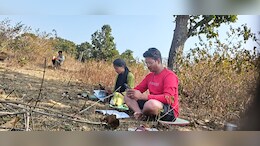 पढ़ाई के लिए पहाड़ों में नेटवर्क तलाश रहे छात्र, डिजिटल भारत की खुली पोल