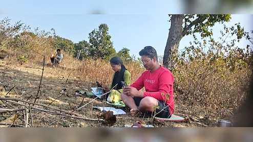 पढ़ाई के लिए पहाड़ों में नेटवर्क तलाश रहे छात्र, डिजिटल भारत की खुली पोल