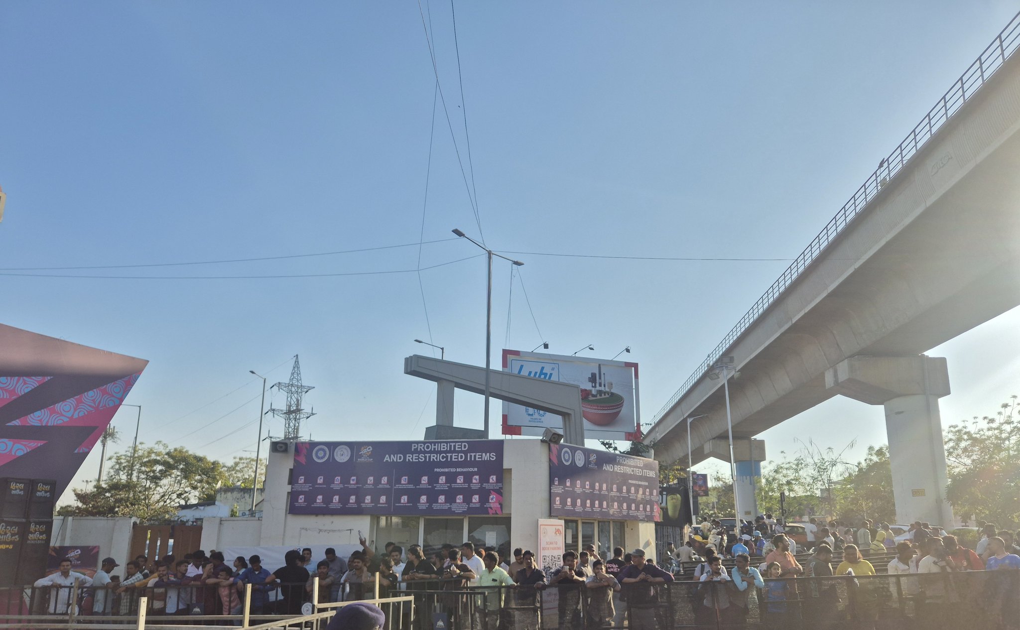 फाइनल मुकाबले से एक दिन पहले अहमदाबाद स्टेडियम के बाहर की यह तस्वीर आज शाम की है.