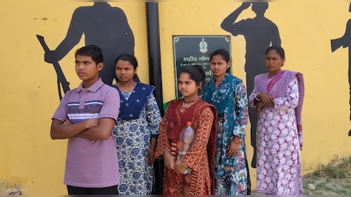 Naxal Surrender: 'लाल आतंक' से मुक्त होता छत्तीसगढ़, डेडलाइन के अंतिम दिन 4 जिलों में नक्सलियों ने डाले हथियार