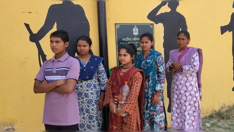 Naxal Surrender: 'लाल आतंक' से मुक्त होता छत्तीसगढ़, डेडलाइन के अंतिम दिन 4 जिलों में नक्सलियों ने डाले हथियार