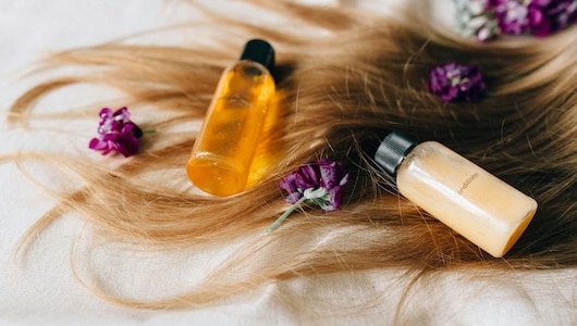 अब गर्मियों में भी चिपचिपे नहीं होंगे आपके बाल, आज ही मंगवाएं ये Hair Oil