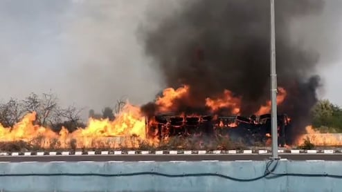 राजस्थान: जालोर में तेल टैंकर पलटने से लगी भीषण आग, 1 व्यक्ति जिंदा जला, हाईवे पर आवाजाही बाधित