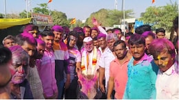 Holi 2026: लाडक्या जावयाची गाढवावरुन वरात! डीजेचा दणदणाट अन् रंगाची उधळण, 90 वर्षांपासूनची अनोखी परंपरा