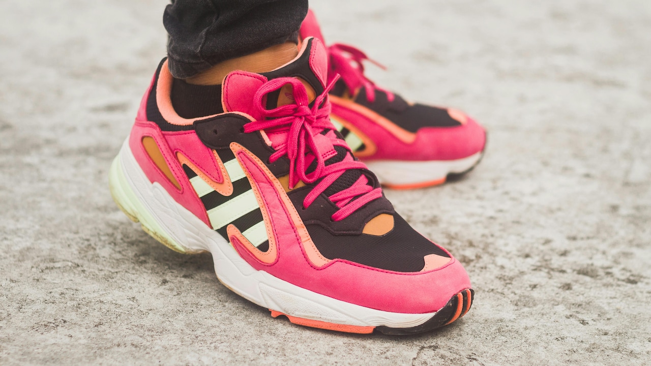 Walking shoes with arch support