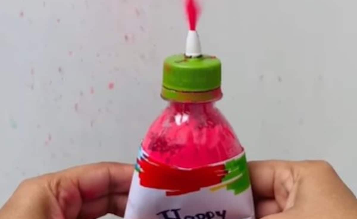 कबाड़ से जुगाड़: एक पुरानी प्लास्टिक की बोतल और बन गई गुलाल वाली पिचकारी, बच्चों को खूब पसंद आएगी ये DIY Pichkari, बचेंगे पैसे भी