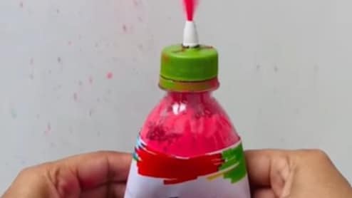 कबाड़ से जुगाड़: एक पुरानी प्लास्टिक की बोतल और बन गई गुलाल वाली पिचकारी, बच्चों को खूब पसंद आएगी ये DIY Pichkari, बचेंगे पैसे भी
