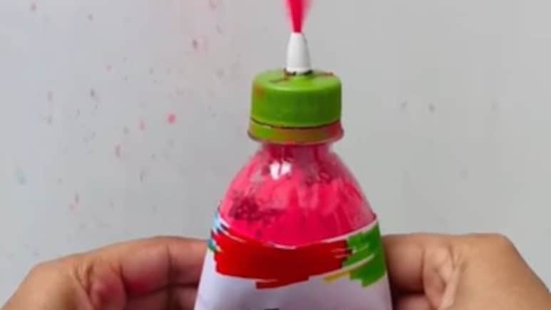 कबाड़ से जुगाड़: एक पुरानी प्लास्टिक की बोतल और बन गई गुलाल वाली पिचकारी, बच्चों को खूब पसंद आएगी ये DIY Pichkari, बचेंगे पैसे भी