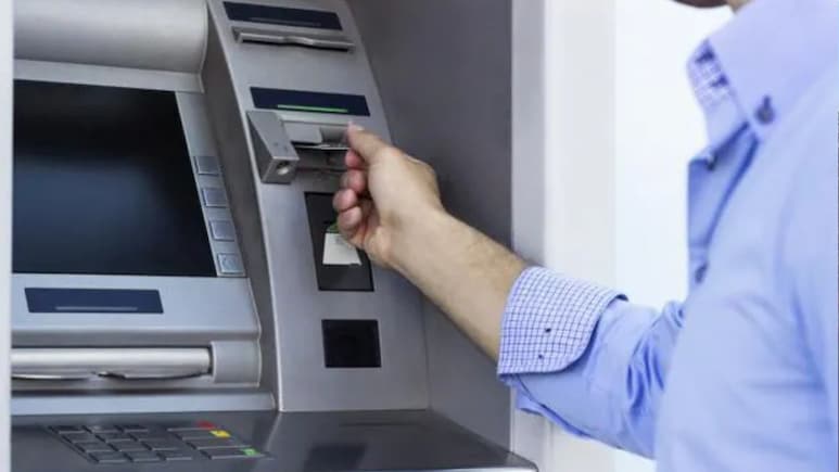 ATM से नहीं निकला कैश पर खाते से कट गए पैसे ! 9 साल बाद बैंक को 10,000 के बदले लौटाने होंगे 3.28 लाख रुपये
