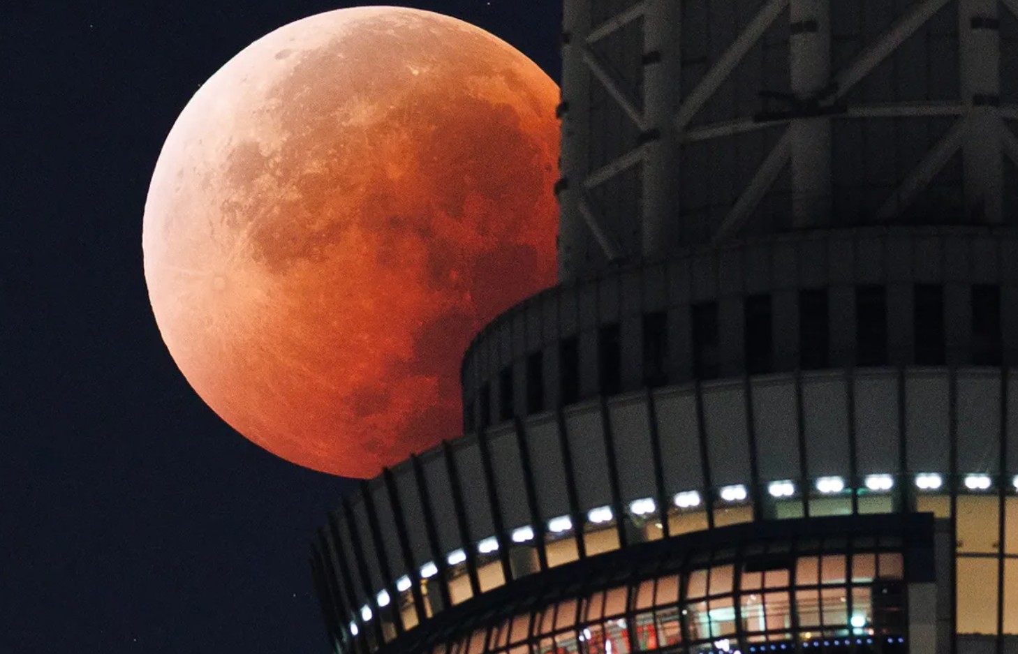 चंद्र ग्रहण के दौरान बाहर जाना और खाना शुभ या अशुभ? साइंस के चश्मे से कैसा दिखता है लूनर एक्लिप्स