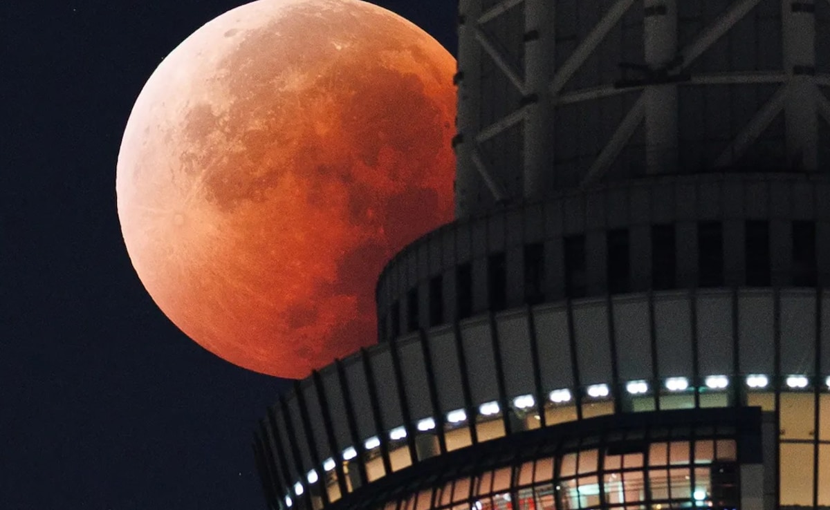 चंद्र ग्रहण के दौरान बाहर जाना और खाना शुभ या अशुभ? साइंस के चश्मे से कैसा दिखता है लूनर एक्लिप्स