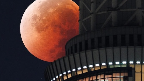 चंद्र ग्रहण के दौरान बाहर जाना और खाना शुभ या अशुभ? साइंस के चश्मे से कैसा दिखता है लूनर एक्लिप्स