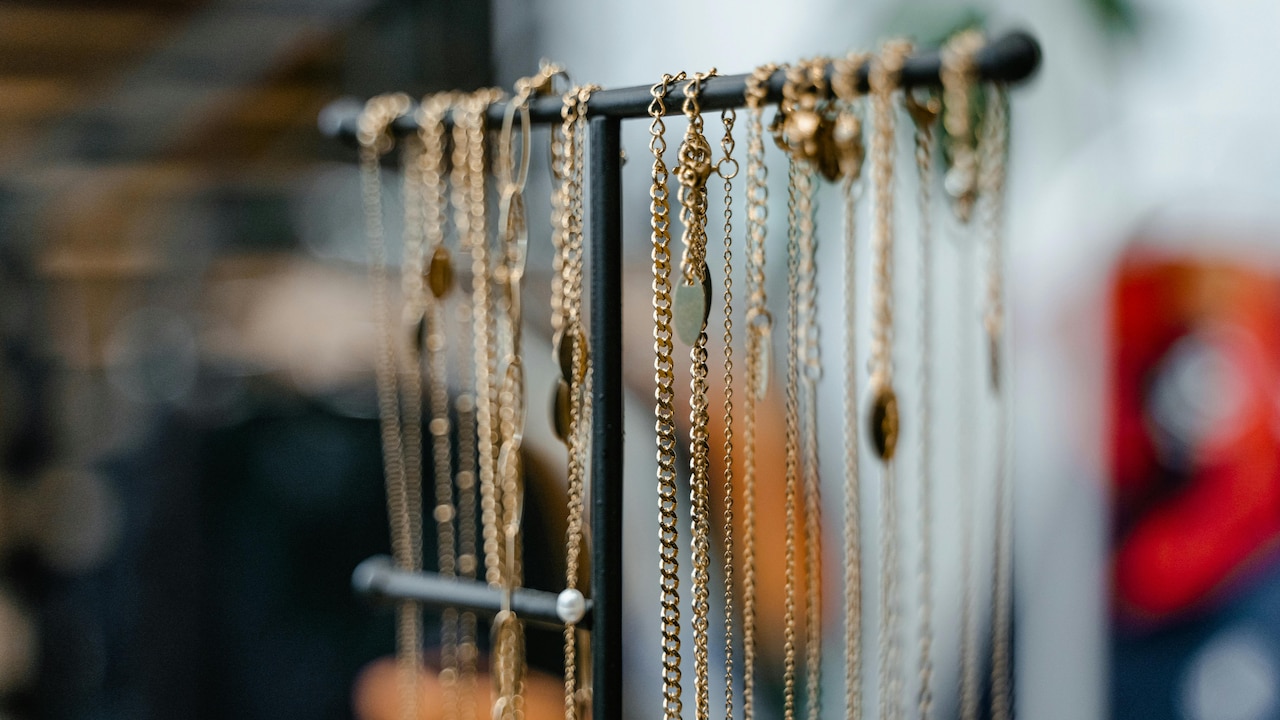 Why Your Necklace Keeps Tangling Mid-Day And What Designs Avoid This Why Your Necklace Keeps Tangling Mid-Day And What Designs Avoid This