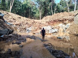 दंतेवाड़ा में रेलवे दोहरीकरण से जल संकट: नाले में मिट्टी और मलबा मिला, बूंद-बूंद पानी को तरस रहे ग्रामीण, दूषित पानी पीने से मवेशी बीमार