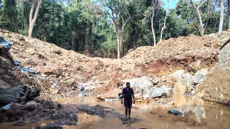 दंतेवाड़ा में रेलवे दोहरीकरण से जल संकट: नाले में मिट्टी और मलबा मिला, बूंद-बूंद पानी को तरस रहे ग्रामीण, दूषित पानी पीने से मवेशी बीमार