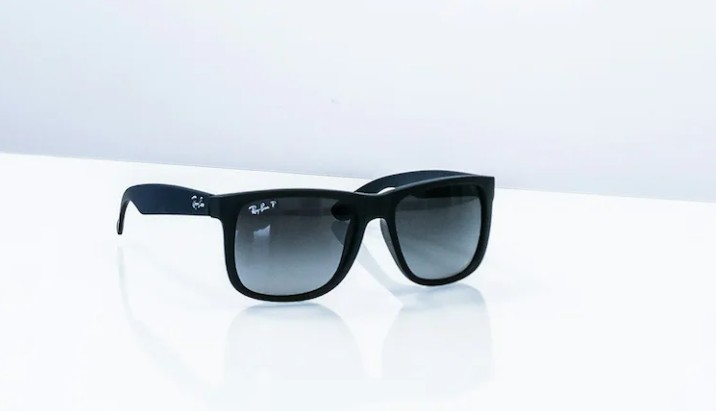 आप बिना कपड़ों के हैं, टॉयलेट में हैं और आपके निजी पल, सबकुछ देख रहे हैं Meta AI चश्मों के डेटा वर्कर्स!