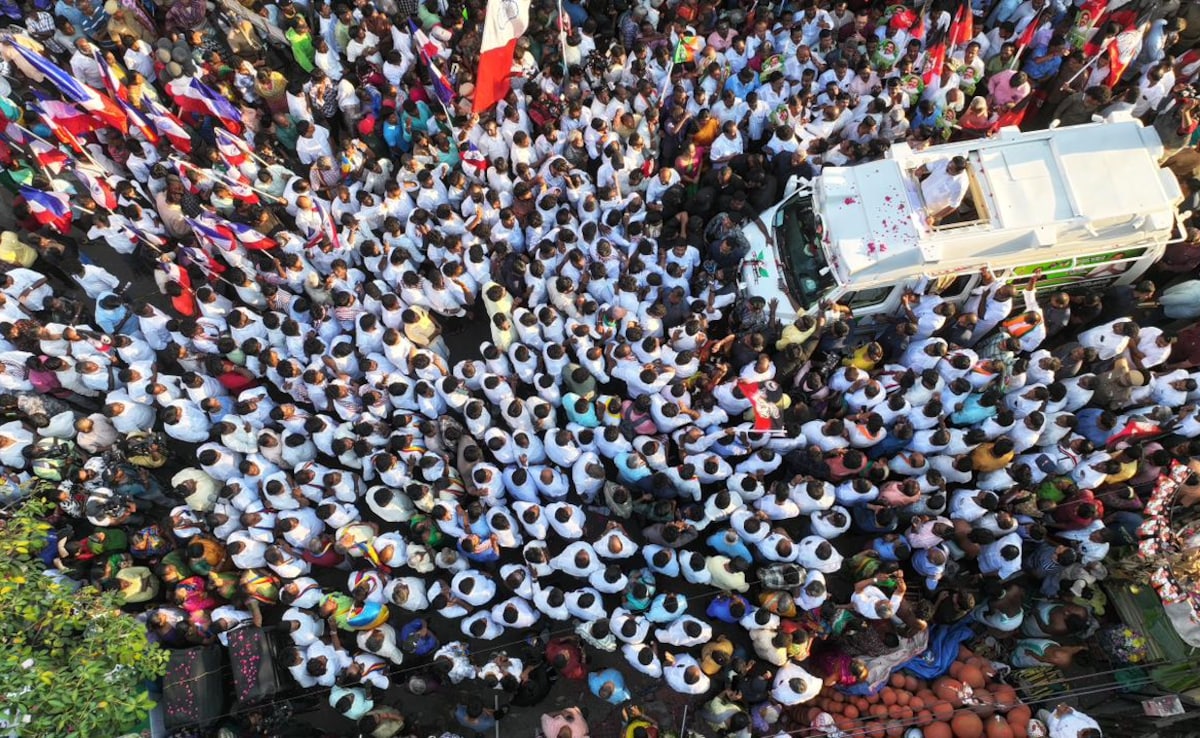 EPS Kicks Off Chennai Campaign, 'Jayalalithaa Style', With Mylapore Show of Strength