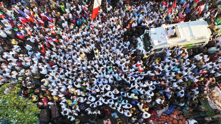 EPS Kicks Off Chennai Campaign, 'Jayalalithaa Style', With Mylapore Show of Strength