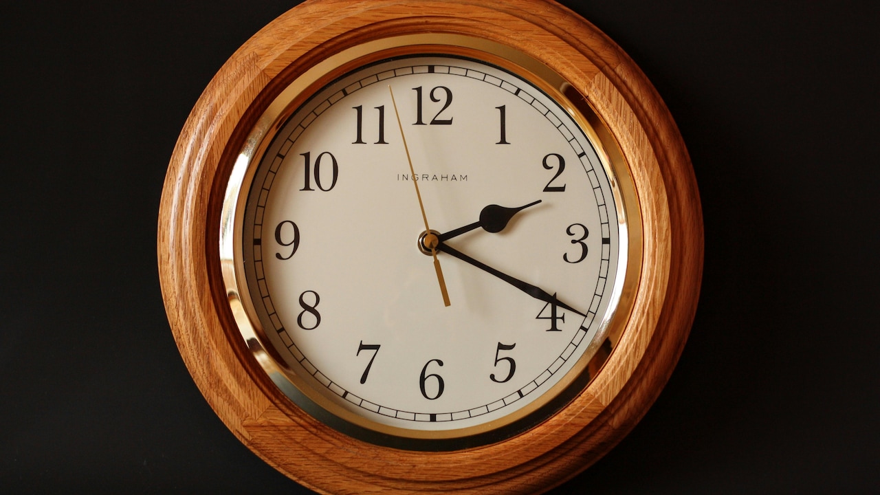 5 Minimalist Wall Clocks That Instantly Elevate Any Room Décor