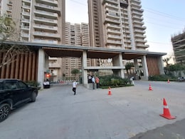 नोएडा की पॉश सोसाइटी में खूनी होली! प्रेमिका के भाई ने युवक को मारी गोली, मौके पर मौत