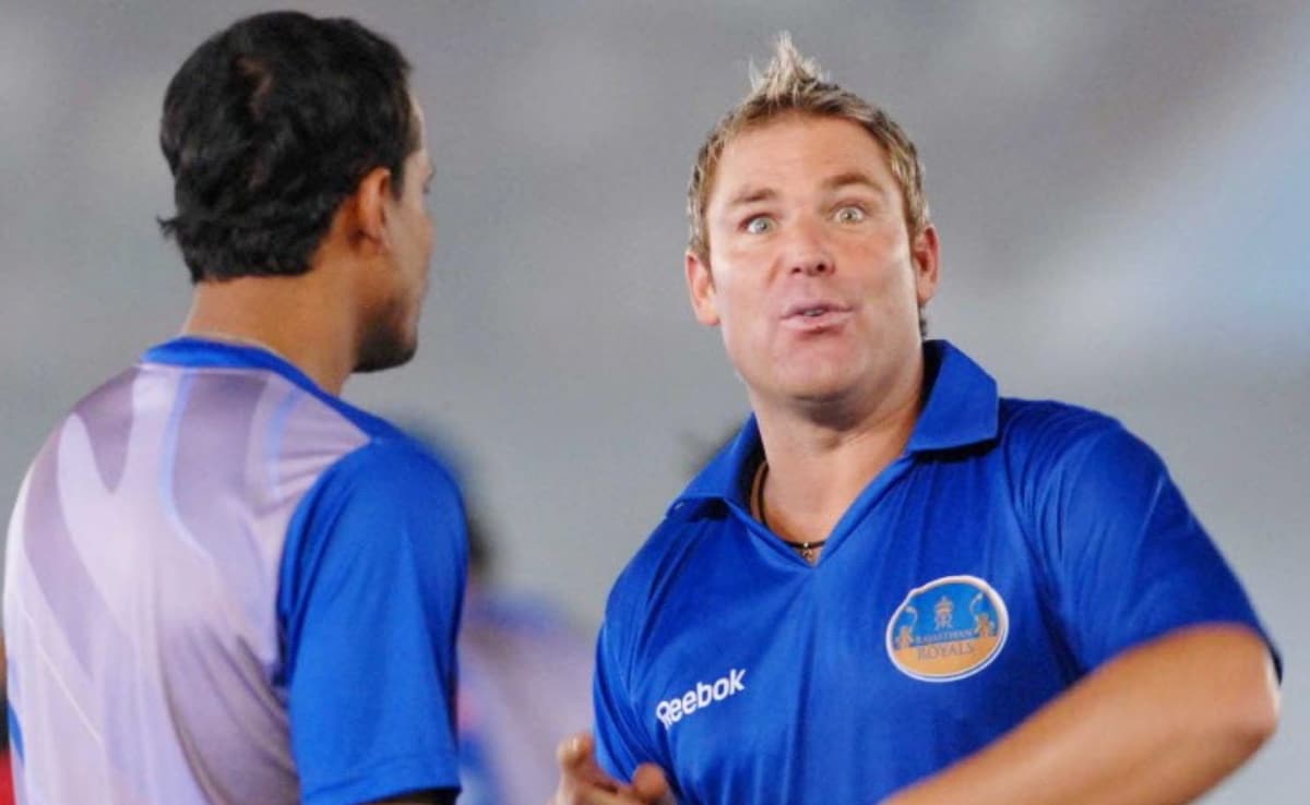 मैच से पहले यूसुफ पठान से बात करते हुए राजस्थान रॉयल्स के कप्तान शेन वॉर्न