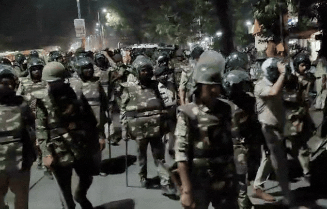 MP में थाने में पथराव: पुलिस ने बल प्रयोग कर भीड़ को संभाला, सोशल मीडिया पोस्ट से मचा बवाल