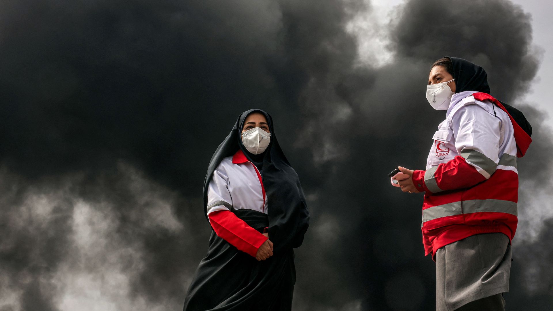 तेजाबी बारिश से हांफ रहा तेहरान, तेल डिपो पर अटैक का अंजाम सालों भुगतेगा ईरान