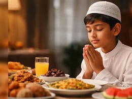 Inspirational Video : रोजा सोडण्याआधी गायली गणेश वंदना, 'या' मुलानं अख्ख्या देशाला शिकवला 'मानवता धर्म'