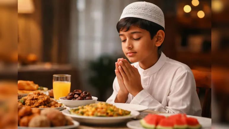 Viral Video : रोजा सोडण्याआधी गायली गणेश वंदना, 'या' मुस्लीम मुलानं अख्ख्या देशाला शिकवला 'मानवता धर्म'