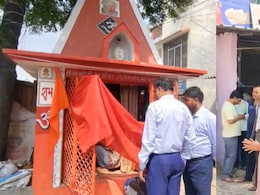 UP में 25 साल पुराने दुर्गा मंदिर पर चला बुलडोजर, तहसीलदार ने खुद हटाई मूर्तियां, SDM हाथ जोड़े खड़ी दिखीं