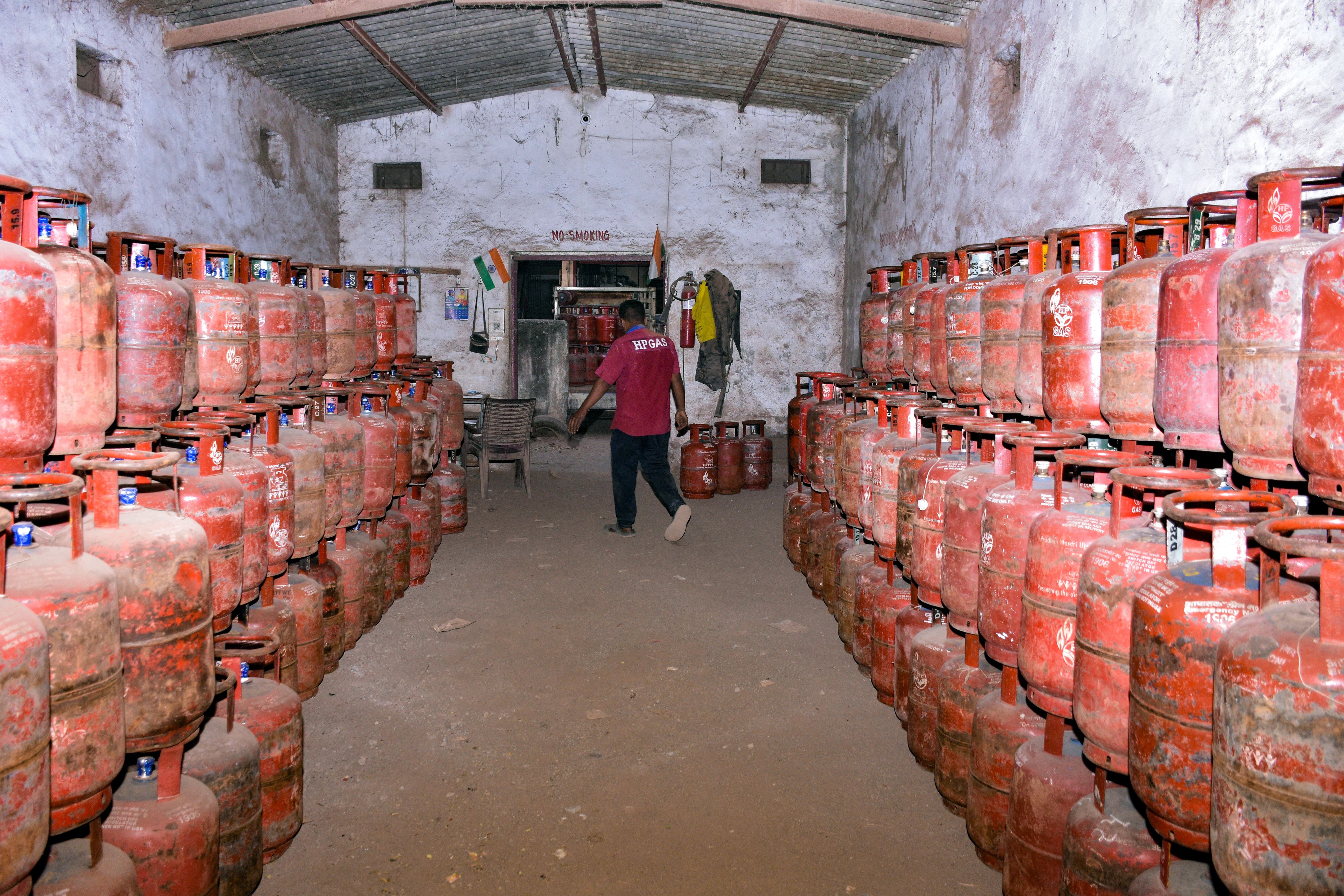 भारत के कई शहरों में एलपीजी सप्लाई को लेकर लोगों में चिंता दिख रही है.  