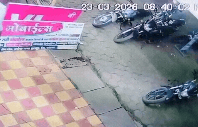 VIDEO: ज्वेलर्स के साथ दिनदहाड़े चोरी, दो सेकेंड में बैग लेकर भागा बदमाश; CCTV में कैद हुई वारदात