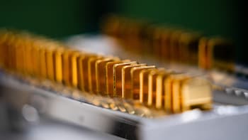 Gold Falls As Stronger Dollar Offsets Middle East Risk Premium