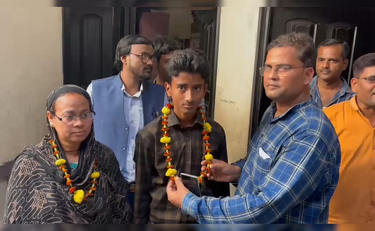 नर्सरी में ही उठ गया था पिता का साया, सिलाई करने वाली मां के बेटे ने बिहार बोर्ड में किया Top