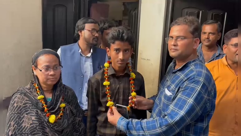 नर्सरी में ही उठ गया था पिता का साया, सिलाई करने वाली मां के बेटे ने बिहार बोर्ड में किया Top