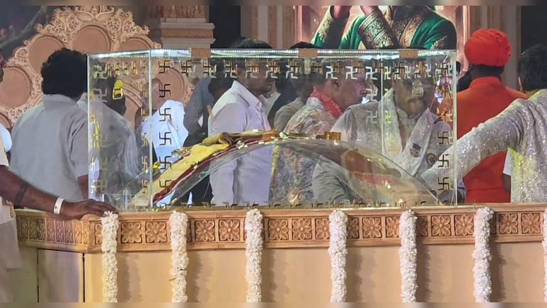 150 साल बाद बाहर निकाली दादा गुरुदेव महाराज की पवित्र चादर, 1.08 करोड़ भक्त पूरे विश्व में कर रहे इकतीसे का पाठ