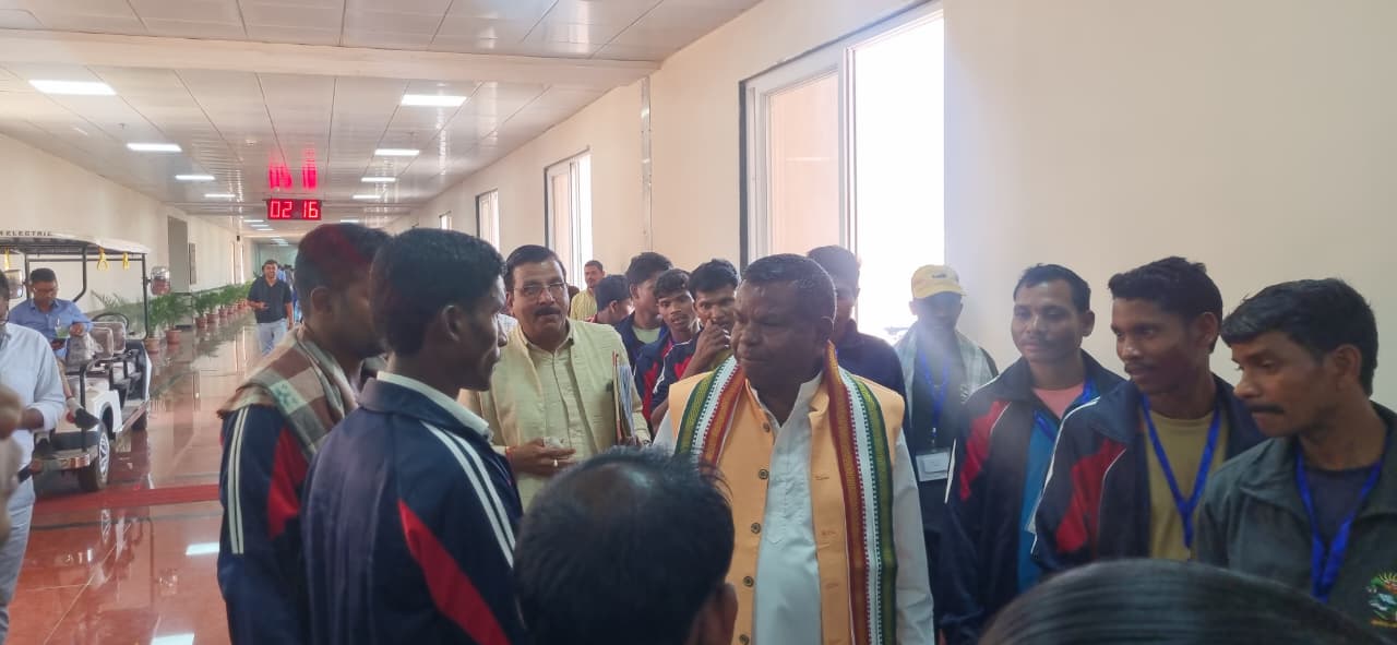 विधानसभा में पूर्व मंत्री कवासी लखमा ने भी सरेंडर कर चुके नक्सलियों से मुलाकात की.