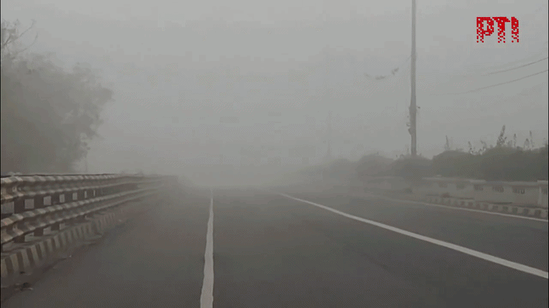 मार्च में मौसम की ये कैसी माया? कहीं बारिश, कहीं धूप, दिल्ली में कहीं कोहरा और बादलों का साया